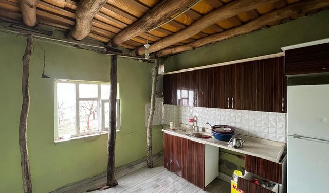 Yüksekova’da yıldırım düşen evin duvarı boydan boya yarıldı