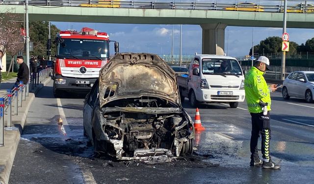 Otomobil alev alev yandı; özel harekat polisleri yolu kapattı