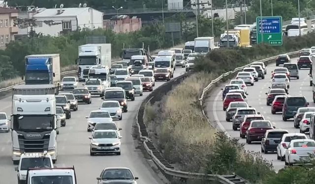 İstanbul-İzmir Otoyolu'nda bayram tatili nedeniyle akıcı yoğunluk yaşanıyor