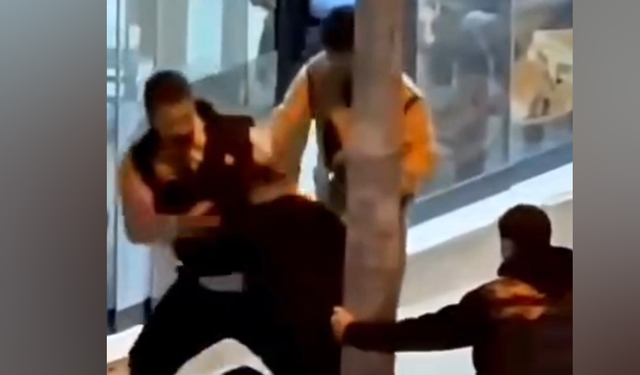 Pendik'te sokaktaki grubun tek kişiye saldırısı