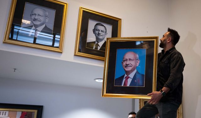 Kılıçdaroğlu ve Özel'in fotoğrafları CHP Genel Merkezi'ne yeniden asıldı