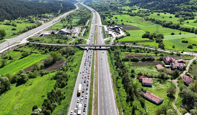 Anadolu Otoyolu'nun Bolu geçişinde trafik yoğunluğu