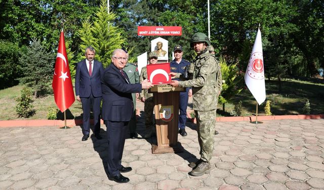 Bakan Güler, Yunanistan sınırında Mehmetçikle bayramlaştı