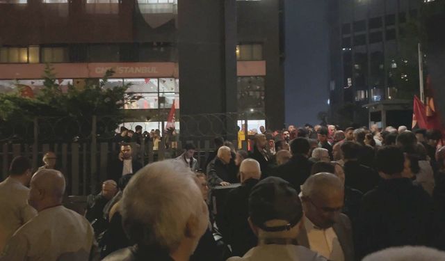 CHP İstanbul İl Başkanlığı'nın önünde ‘mutlak butlan’ kararına tepki