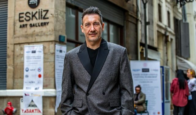 Çizgileriyle zamanı ve dönüşümü sorguluyor