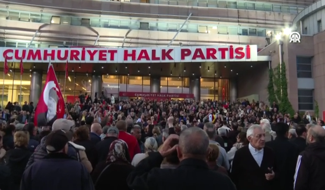 İstinafın CHP kurultay davası kararının ardından partililer, CHP Genel Merkezi'ne geldi