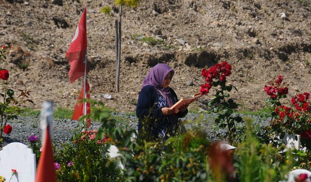 Hatay'da deprem şehitliğinde buruk bayram