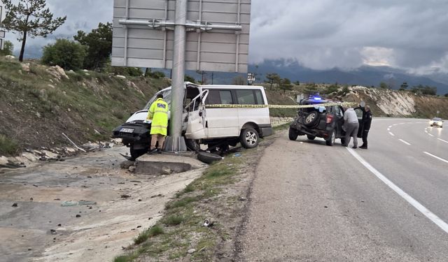 Minibüs, otomobile ve tabela direğine çarptı: 1 ölü