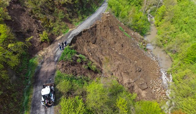 Ordu'da yaşanan heyelan nedeniyle yollarda çökme oluştu