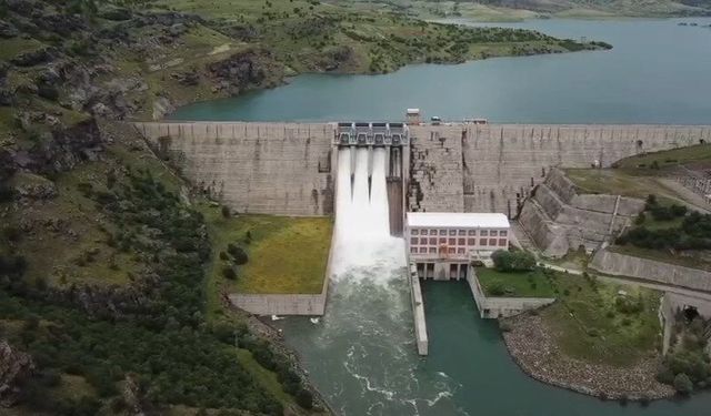 Pembelik Barajı’nda dolusavak kapakları açıldı, kontrollü su tahliyesi başladı