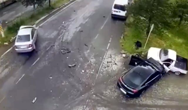 Tamir ettiği kamyonetine otomobil çarptı; araç ile direk arasına sıkışıp ağır yaralandı