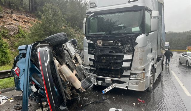 TIR, karşı şeride geçip otomobille çarpıştı: 1 ölü, 4 yaralı