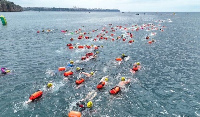 X-Waters yüzme yarışları Antalya'da yapıldı