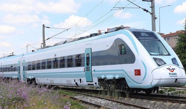 Milli elektrikli hızlı tren saatte 240 kilometre hıza ulaşarak rekorunu yeniledi