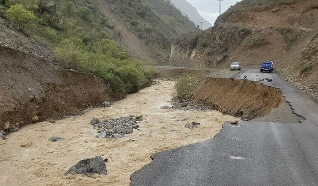 Erzincan'da Kemaliye-Başbağlar kara yolu, heyelan nedeniyle ulaşıma kapatıldı