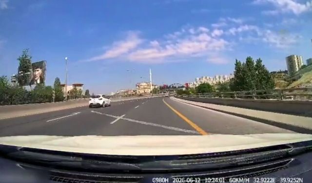 Ankara'da aracıyla trafikte makas atan sürücünün otomobile çarpıp kaçtı