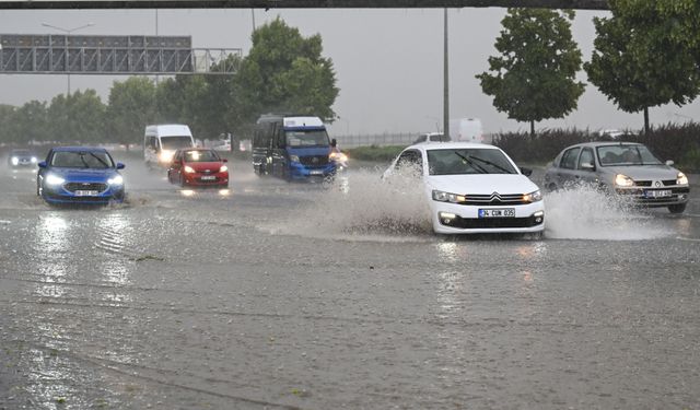 Ankara'da sağanak ve dolu etkili oluyor