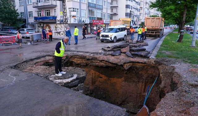 Ankara'da sağanak yüzünden yol çöktü