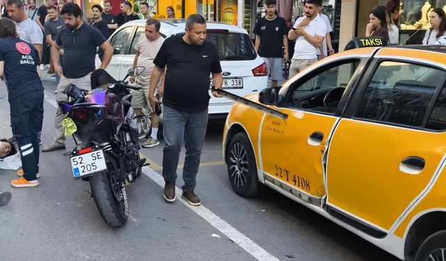 Açılan taksi kapısına çarparak devrilen motosikletin sürücüsü yaralandı