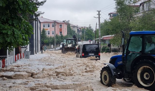 Afyon’da dolu yağışı; yollar kapandı, bahçeler zarar gördü
