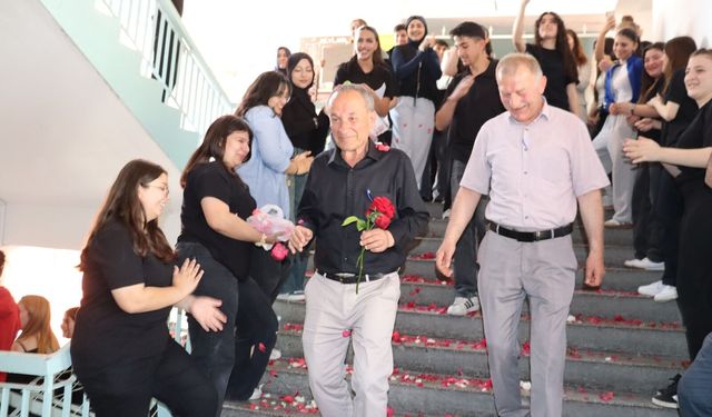 Amasya’da 40 yıllık öğretmen doğum gününde emekli oldu