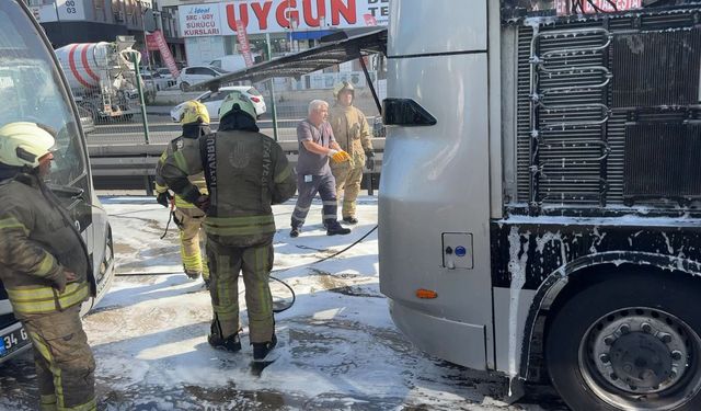 Avcılar'da metrobüsün motor kısmında çıkan yangın söndürüldü