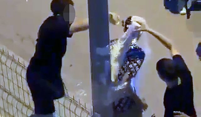 Aydınlatma direğine bağlayıp, üzerine un ve sıvı yağ döktüler