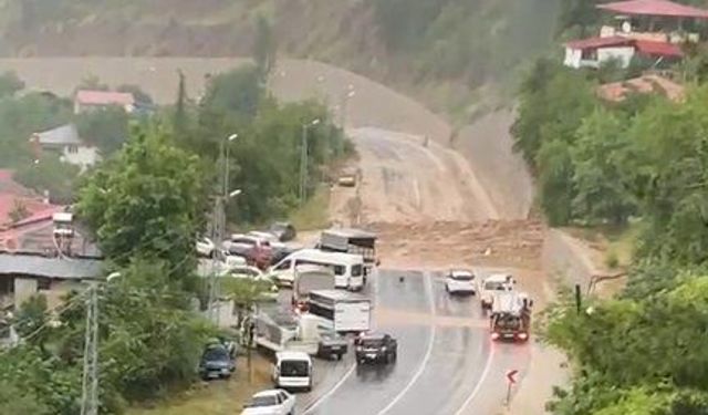 Feke-Kozan kara yolu sel ve heyelan nedeniyle ulaşıma kapandı
