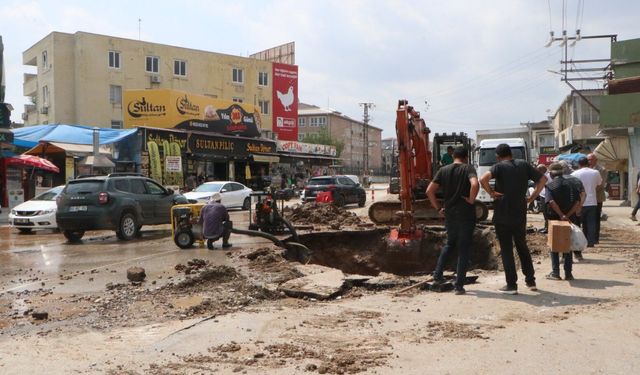 İçme suyu borusu patladı; yol çöktü, ev ve iş yerlerini su bastı