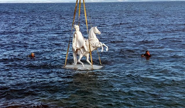 Saros Körfezi’nde dalış okulu açıldı, suya heykeller batırıldı