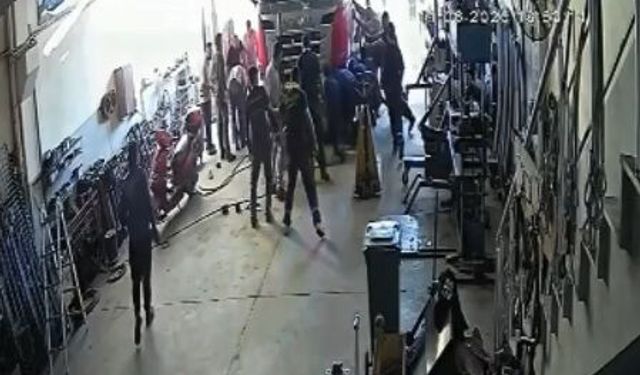 Tamir ettikleri TIR'ın altında kalan baba ve oğlunu, komşu esnaf kurtardı