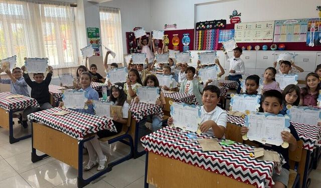 Okullarda yarın yaklaşık 18 milyon öğrenci için "karne zili" çalacak