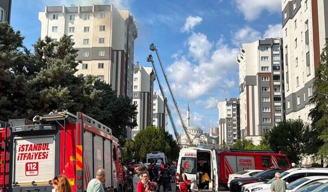 Sitedeki binanın çatısında çıkan yangın nedeniyle 10 kişi hastaneye kaldırıldı