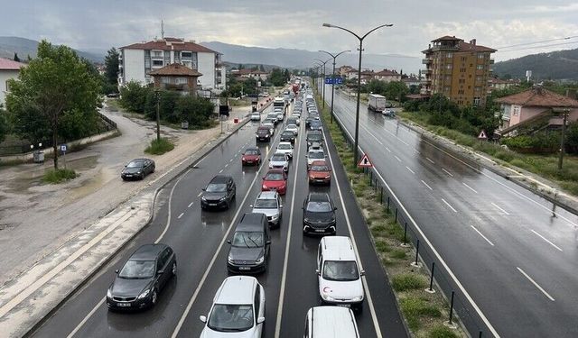 Bayram dönüşü D-100 kara yolunda trafik yoğunluğu devam ediyor