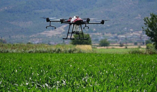 BİLSEM öğrencileri öğretmenleriyle tarımsal ilaçlama için dron tasarladı