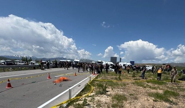 Van'da pikap ile hafif ticari aracın çarpıştığı kazada 4 kişi hayatını kaybetti, 2 kişi yaralandı