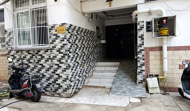 2 çocuğunun annesini çekiçle dövüp, bıçakla boğazını kesti