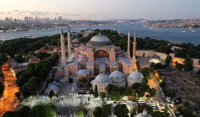 Ayasofya'da yüksek sesle İncil okuyan 2 turist gözaltına alındı