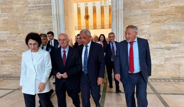 Başkan Şahin partisinden istifa eden Önder Sav ile birlikte meclisteydi