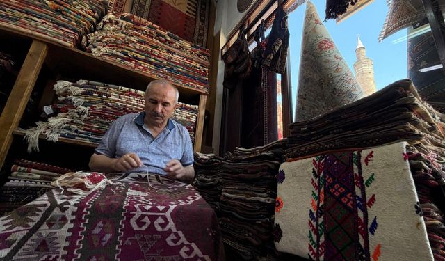 45 yıldır tarihi halılara hayat veriyor