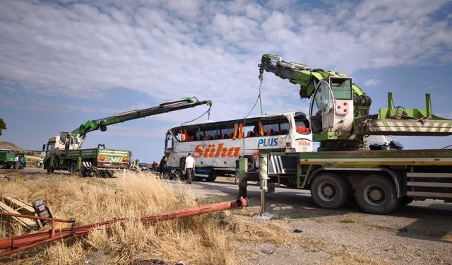 Kırıkkale'de 1 kişinin öldüğü, 40 kişinin yaralandığı otobüs kazası KGYS kamerasında