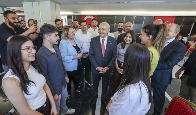 Kılıçdaroğlu, partisindeki Üniversite Tercih Merkezi'ni ziyaret etti