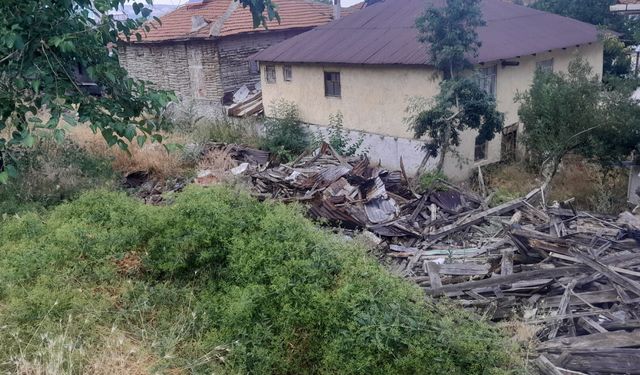 Beypazarı'nda metruk evlerin yıkımı yapıldı