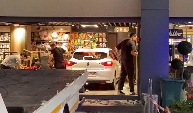 Akaryakıt istasyonundaki otomobil markete daldı; müşteri yaralandı
