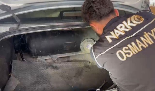 Çekici üzerinde taşınan otomobilin LPG tankından 8,8 kilo esrar çıktı