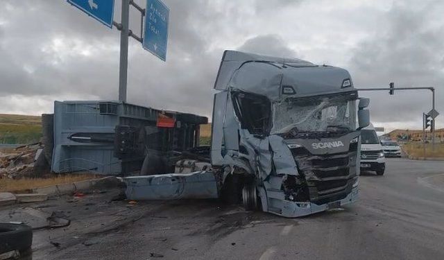 Çorum'da iki TIR'ın çarpıştığı kaza kamerada