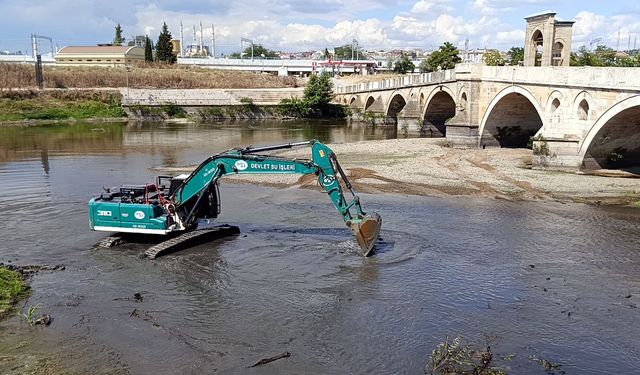 Debisi düşen Tunca Nehri’nde temizleme çalışması