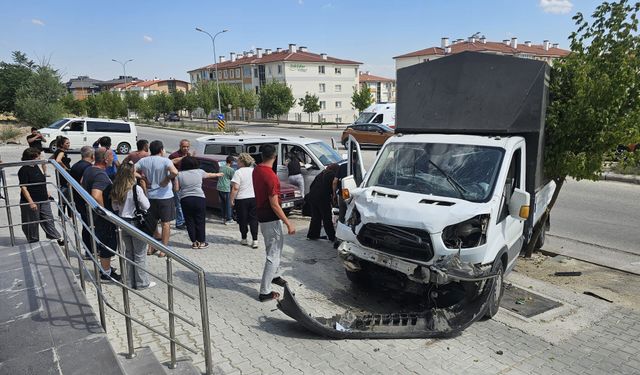 Kamyonet ve minibüs çarpıştı; 7 yaralı
