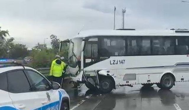 Eyüpsultan'da servis aracı bariyerlere çarptı: 3 yaralı