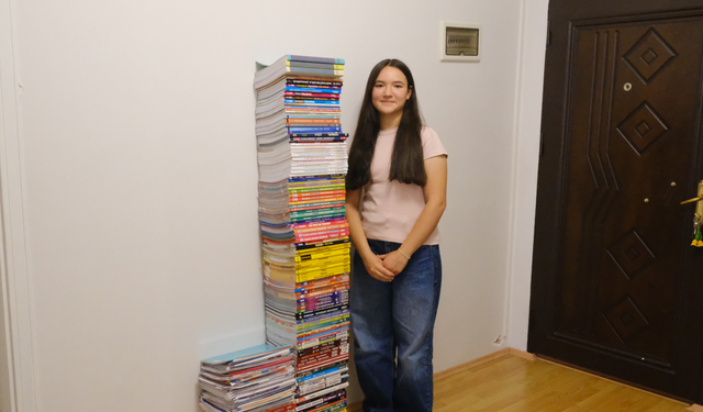 Çalıştığı kitaplar boyunu aşan İpek, LGS Türkiye birincisi oldu